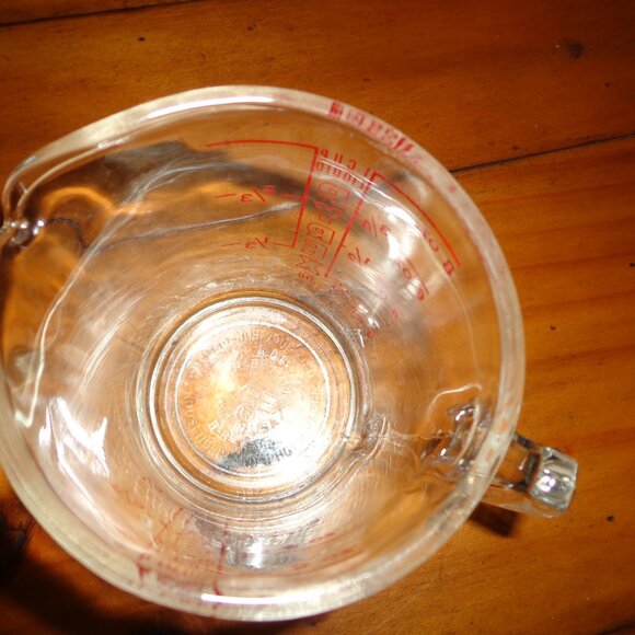 NEW Gold Heart Shaped Measuring Spoons/ Vtg. Glass PYREXRed Print Measuring Cup - Picture 7 of 16